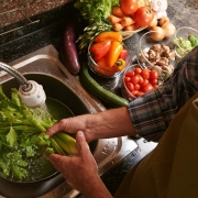 Jak myć owoce i warzywa, aby pozbyć się szkodliwych substancji chemicznych?