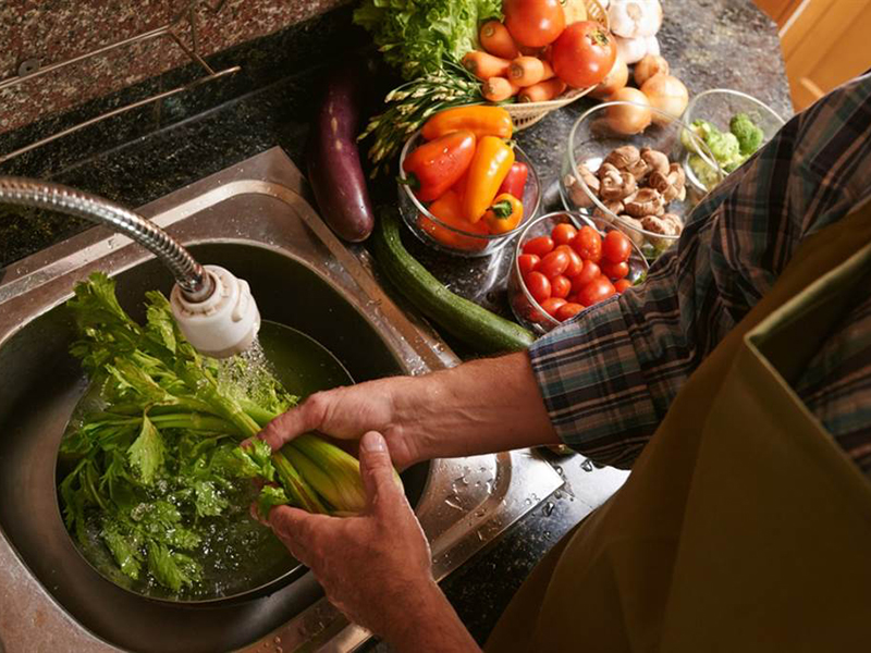 Jak myć owoce i warzywa, aby pozbyć się szkodliwych substancji chemicznych?